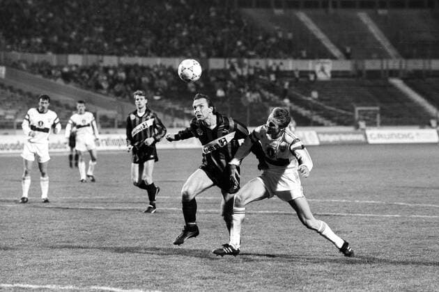 Karl Heinz -Charly- Körbel (Eintracht Frankfurt) gegen Eyjölfur Sverrisson (VfB Stuttgart)