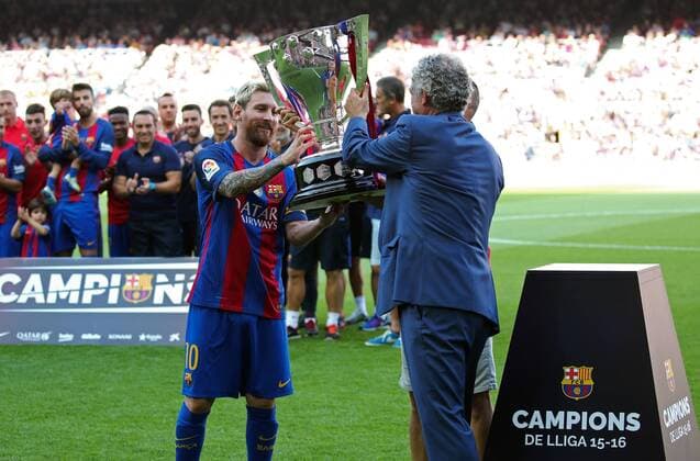 August 20, 2016 - Barcelona, Catalonia, Spain - Angel Maria Villar delivery the trophy to the League 2015-16 to Leo Messi andAngel Maria Villar before the La Liga match between F.C. Barcelona v Betis, in Barcelona, on August 20, 2016. FC Barcelona Barca v Real Betis Balompie - La Liga  - ZUMAn230