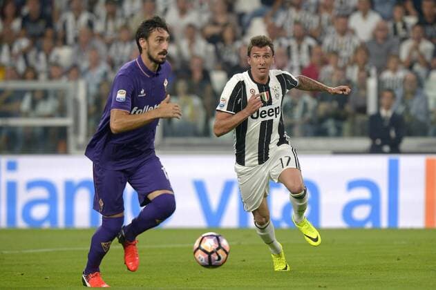 Fußball, Juventus Turin - AC Florenz Mario Mandzukic Juventus, Davide Astori Fiorentina, Football Calcio 2016 2017 Serie A, Juventus - Fiorentina, Foto FilippoxAlfero Insidefoto filippoxalfero
