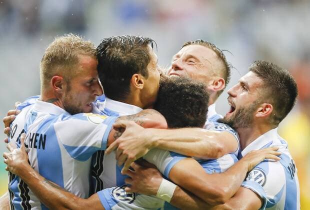 Stefan AIGNER, TSV1860 Nr.29 Torjubel, Jubel nach dem Tor zum 1-0 Jubel, mit Ivica OLIC, TSV1860 Nr.40 Daniel ADLUNG, TSV 11 Karim MATMOUR, TSV1860 Nr.8 FANOL PERDEDAJ, TSV1860 Nr.5 Freude, Emotionen, Feiern, Lachen, jubelt, freuen, reisst die Arme hoch, ballt die Faust TSV 1860 MUENCHEN - KARLSRUHER SC 2-1 Fussball DFB Pokal 2. Bundesliga , Muenchen, am 20.08.2016, xx.Spieltag, Saison 2016 2017, 2.Liga