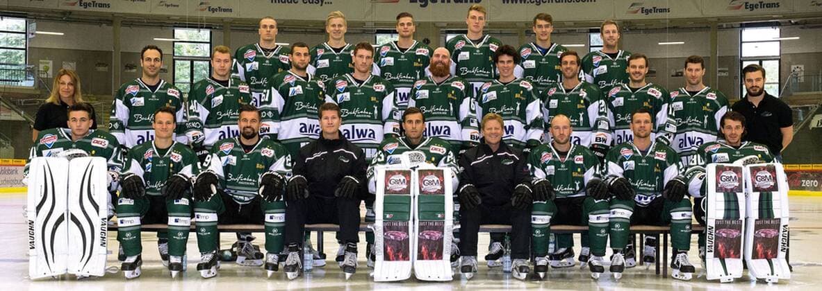 Eishockey, Porträttermin Bietigheim Steelers Bietigheim, Eishockey Bietigheim Steelers Fototermin:Mannschaftsfoto Saison 2016 2017, vorne v.l. Patrick Golombek Rene Schoofs Adam Borzecki Co-Trainer Marc St.Jean Sinisa Martinovic Trainer Kevin Gaudet Marcus Sommerfeld Bastian Steingroß Andreas Mechel mittlere Reihe von links:Fitnesstrainerin Robin Niderost Frederik Cabana Michael Fink Sebastian Alt Max Prommersberger Shawn Weller Matt McKnight David Wrigley Robin Just Dominic Auger Phsyiotherapeut Pirmin Härle hintere Reihe v.l. Max Lukes Andreas Schwarz Benjamin Zientek Mike Weigandt Tim Heffner Rob Brown
