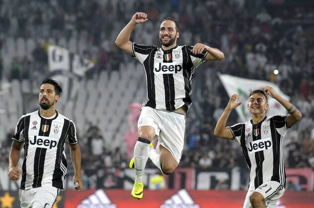 Bilder des Tages - SPORT Sami Khedira, Gonzalo Higuain e Paulo Dybala Juventus , celebration, Football Calcio 2016 2017 Serie A, Juventus - Fiorentina, Foto FilippoxAlfero Insidefoto filippoxalfero