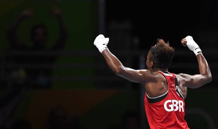 Großbritannien, Black History Month im Oktober - Sport (160820) -- RIO DE JANEIRO, Aug. 20, 2016 -- Britain s Nicola Adams celebrates after the women s fly (48-51kg) final bout of Boxing against France s Sarah Ourahmoune at the 2016 Rio Olympic Games Olympische Spiele Olympia OS in Rio de Janeiro, Brazil, on Aug. 20, 2016. Nicola Adams won the gold medal. ) (xr) (SP)BRAZIL-RIO DE JANEIRO-OLYMPICS-BOXING LinxYiguang 