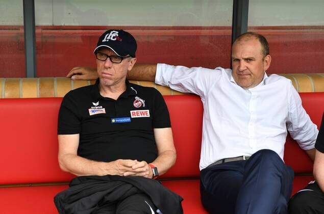 Fussball, Herren, Saison 2016 17, DFB-Pokal (1. Runde), BFC Preussen - 1. FC Köln 0:7, v. l. Trainer Peter Stöger (1. FC Koeln), Manager Jörg Schmadtke (1. FC Koeln) auf der Bank, 20.08. 2016,