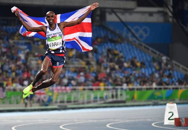Themen der Woche - SPORT Bilder des Tages - SPORT Mohamed Farah of Great Britain leaps in the air after winning the gold medal in the Men s 5000 meter Final at Olympic Stadium at the 2016 Rio Summer Olympics in Rio de Janeiro, Brazil, on August 20, 2016.  OLY201608201152 KEVINxDIETSCH