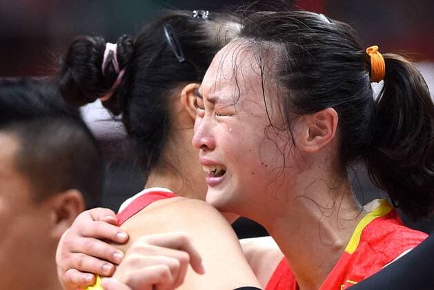 (160820) -- RIO DE JANEIRO, Aug. 20, 2016 -- China s Hui Ruoqi (R) hugs with her teammate after the women s gold medal match of Volleyball against Serbia at the 2016 Rio Olympic Games Olympische Spiele Olympia OS in Rio de Janeiro, Brazil, on Aug. 20, 2016. China won the gold medal. ) (SP)BRAZIL-RIO DE JANEIRO-OLYMPICS-VOLLEYBALL YuexYuewei 