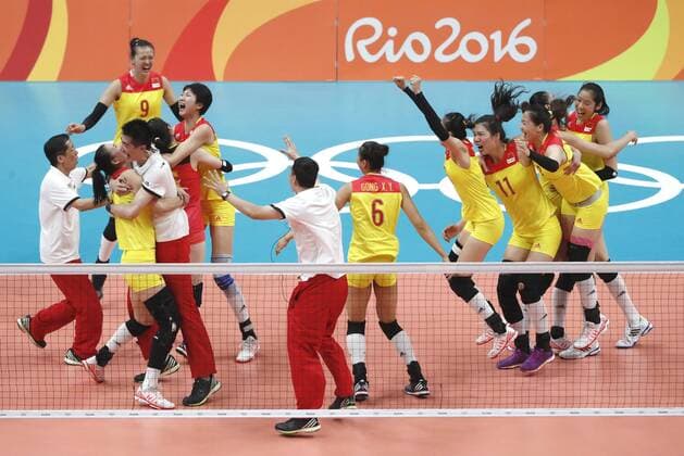 (160820) -- RIO DE JANEIRO, Aug. 20, 2016 -- China s players celebrate after the women s gold medal match of Volleyball against Serbia at the 2016 Rio Olympic Games Olympische Spiele Olympia OS in Rio de Janeiro, Brazil, on Aug. 20, 2016. China won the gold medal. ) (SP)BRAZIL-RIO DE JANEIRO-OLYMPICS-VOLLEYBALL ShengxBohan 