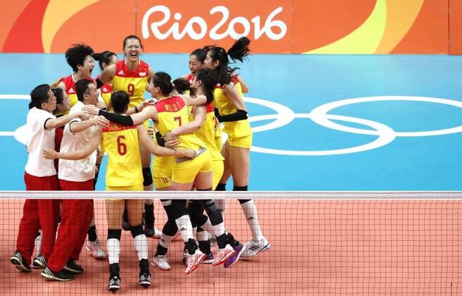 (160820) -- RIO DE JANEIRO, Aug. 20, 2016 -- China s players celebrate after the women s gold medal match of Volleyball against Serbia at the 2016 Rio Olympic Games Olympische Spiele Olympia OS in Rio de Janeiro, Brazil, on Aug. 20, 2016. China won the gold medal. ) (SP)BRAZIL-RIO DE JANEIRO-OLYMPICS-VOLLEYBALL ShengxBohan 