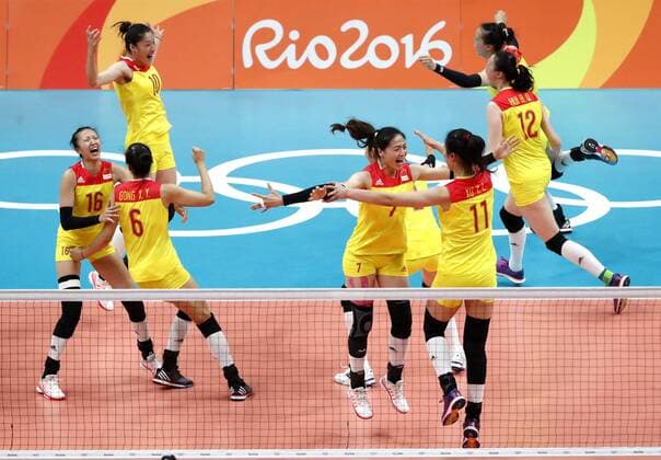 (160820) -- RIO DE JANEIRO, Aug. 20, 2016 -- China s players celebrate after the women s gold medal match of Volleyball against Serbia at the 2016 Rio Olympic Games Olympische Spiele Olympia OS in Rio de Janeiro, Brazil, on Aug. 20, 2016. China won the gold medal. ) (SP)BRAZIL-RIO DE JANEIRO-OLYMPICS-VOLLEYBALL ShengxBohan 