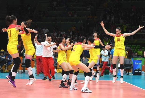 (160820) -- RIO DE JANEIRO, Aug. 20, 2016 -- China s women volleyball team celebrate after the women s gold medal match of Volleyball against Serbia at the 2016 Rio Olympic Games Olympische Spiele Olympia OS in Rio de Janeiro, Brazil, on Aug. 20, 2016. China won the gold medal. ) (SP)BRAZIL-RIO DE JANEIRO-OLYMPICS-VOLLEYBALL LixGa 