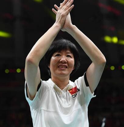 (160820) -- RIO DE JANEIRO, Aug. 20, 2016 -- China s head coach Lang Ping greets the audience after the women s gold medal match of Volleyball against Serbia at the 2016 Rio Olympic Games Olympische Spiele Olympia OS in Rio de Janeiro, Brazil, on Aug. 20, 2016. China won the gold medal. ) (SP)BRAZIL-RIO DE JANEIRO-OLYMPICS-VOLLEYBALL LiuxDawei 