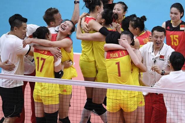 (160820) -- RIO DE JANEIRO, Aug. 20, 2016 -- China s women volleyball team celebrate after the women s gold medal match of Volleyball against Serbia at the 2016 Rio Olympic Games Olympische Spiele Olympia OS in Rio de Janeiro, Brazil, on Aug. 20, 2016. China won the gold medal. ) (SP)BRAZIL-RIO DE JANEIRO-OLYMPICS-VOLLEYBALL WangxPeng 