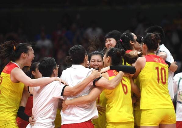 (160820) -- RIO DE JANEIRO, Aug. 20, 2016 -- China s women volleyball team celebrate after the women s gold medal match of Volleyball against Serbia at the 2016 Rio Olympic Games Olympische Spiele Olympia OS in Rio de Janeiro, Brazil, on Aug. 20, 2016. China won the gold medal. ) (SP)BRAZIL-RIO DE JANEIRO-OLYMPICS-VOLLEYBALL LixGa 