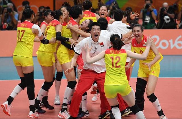 Rio 2016, Rückblick auf olympische Momente Bilder des Tages - SPORT (160820) -- RIO DE JANEIRO, Aug. 20, 2016 -- China s women volleyball team celebrate after the women s gold medal match of Volleyball against Serbia at the 2016 Rio Olympic Games Olympische Spiele Olympia OS in Rio de Janeiro, Brazil, on Aug. 20, 2016. China won the gold medal. ) (SP)BRAZIL-RIO DE JANEIRO-OLYMPICS-VOLLEYBALL LinxYiguang 