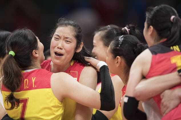 (160820) -- RIO DE JANEIRO, Aug. 20, 2016 -- China s players celebrate after the women s gold medal match of Volleyball against Serbia at the 2016 Rio Olympic Games Olympische Spiele Olympia OS in Rio de Janeiro, Brazil, on Aug. 20, 2016. China won the gold medal. ) (SP)BRAZIL-RIO DE JANEIRO-OLYMPICS-VOLLEYBALL FeixMaohua 