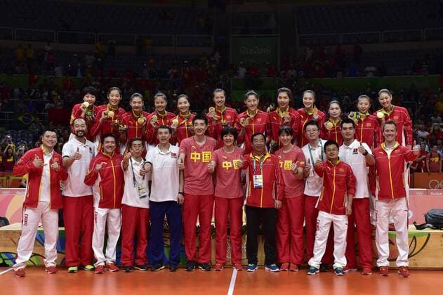 (160820) -- RIO DE JANEIRO, Aug. 20, 2016 -- Members of China s women volleyball team pose for photos after the awarding ceremony for the women s final of Volleyball at the 2016 Rio Olympic Games Olympische Spiele Olympia OS in Rio de Janeiro, Brazil, on Aug. 20, 2016. China won the gold medal. ) (SP)BRAZIL-RIO DE JANEIRO-OLYMPICS-VOLLEYBALL YuexYuewei 