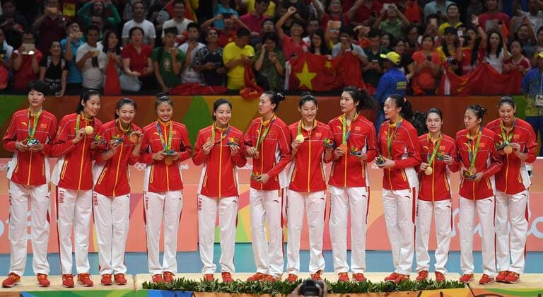 (160820) -- RIO DE JANEIRO, Aug. 20, 2016 -- Gold medalists China s players attend the awarding ceremony for the women s final of Volleyball at the 2016 Rio Olympic Games Olympische Spiele Olympia OS in Rio de Janeiro, Brazil, on Aug. 20, 2016. ) (SP)BRAZIL-RIO DE JANEIRO-OLYMPICS-VOLLEYBALL LinxYiguang 