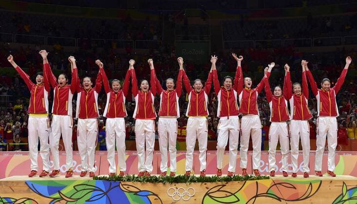 (160820) -- RIO DE JANEIRO, Aug. 20, 2016 -- Gold medalists China s players attend the awarding ceremony for the women s final of Volleyball at the 2016 Rio Olympic Games Olympische Spiele Olympia OS in Rio de Janeiro, Brazil, on Aug. 20, 2016. ) (SP)BRAZIL-RIO DE JANEIRO-OLYMPICS-VOLLEYBALL YuexYuewei 