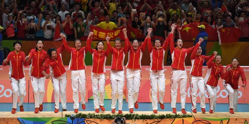 (160820) -- RIO DE JANEIRO, Aug. 20, 2016 -- Gold medalists China s players step onto the podium during the awarding ceremony for the women s final of Volleyball at the 2016 Rio Olympic Games Olympische Spiele Olympia OS in Rio de Janeiro, Brazil, on Aug. 20, 2016. ) (SP)BRAZIL-RIO DE JANEIRO-OLYMPICS-VOLLEYBALL LinxYiguang 
