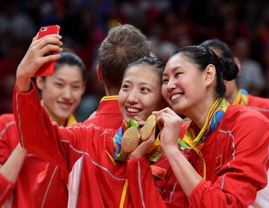 (160820) -- RIO DE JANEIRO, Aug. 20, 2016 -- China s Ding Xia (front, L) and Yan Ni pose for photos after the awarding ceremony for the women s final of Volleyball at the 2016 Rio Olympic Games Olympische Spiele Olympia OS in Rio de Janeiro, Brazil, on Aug. 20, 2016. China won the gold medal. ) (SP)BRAZIL-RIO DE JANEIRO-OLYMPICS-VOLLEYBALL YuexYuewei 