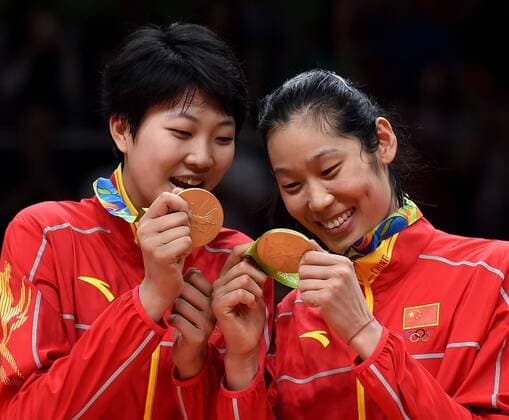 (160820) -- RIO DE JANEIRO, Aug. 20, 2016 -- China s Yuan Xinyue (L) and Zhu Ting react during the awarding ceremony for the women s final of Volleyball at the 2016 Rio Olympic Games Olympische Spiele Olympia OS in Rio de Janeiro, Brazil, on Aug. 20, 2016. China won the gold medal. ) (SP)BRAZIL-RIO DE JANEIRO-OLYMPICS-VOLLEYBALL YuexYuewei 