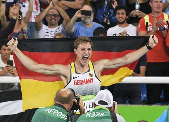 Rio 2016, Deutsche Medaillengewinner Bilder des Tages - SPORT Olympics: Rohler wins men s javelin gold Thomas Rohler of Germany celebrates with his country s national flag after winning the men s javelin gold medal at the athletics competitions of the Rio de Janeiro Olympics on Aug. 20, 2016. 