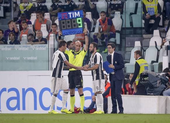 Italy: Juventus FC - ACF Fiorentina - Serie A Substitution between Mario Mandzukic(left) and Gonzalo Higuain during the Serie A football match between Juventus FC and ACF Fiorentina. Juventus FC wins 2-1 over ACF Fiorentina.  NicolòxCampox xPacificxPress