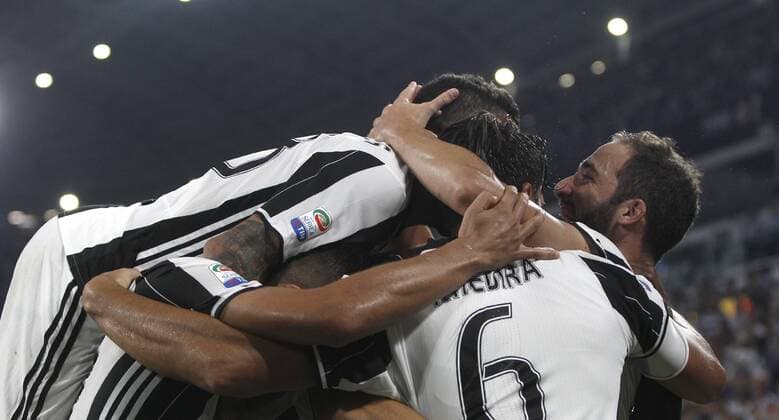 Italy Soccer Serie A: Juventus beats Fiorentina 2-1 JuventusÕ Gonzalo Higuain, right, celebrates with teammates after scoring the winning goal during the Italian Serie A football match between Juventus and Fiorentina at the Juventus Stadium. Juventus won 2-1.  IsabellaxBonottoxUPDATEx xPacificxPress