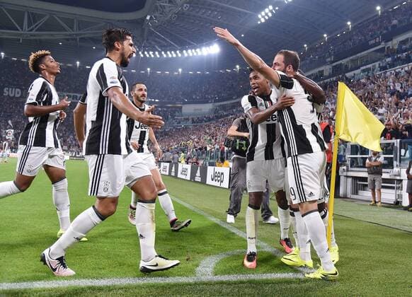 FUSSBALL INTERNATIONAL SERIE A 1. Spieltag SAISON 2016 2017 Juventus Turin - AC Florenz 20.08.2016 Jubel Juventus Turin; Sami Khedira (li), Paulo Dybala und Torschuetze zum 2-1 Siegtor Gonzalo Higuain (v.li.) 