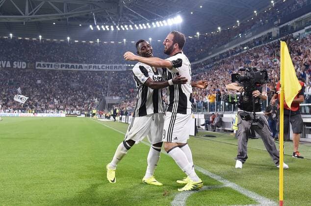 FUSSBALL INTERNATIONAL SERIE A 1. Spieltag SAISON 2016 2017 Juventus Turin - AC Florenz 20.08.2016 Jubel Juventus Turin; Kwadwo Asamoah (li) umarmt Torschuetze zum 2-1 Siegtor Gonzalo Higuain 
