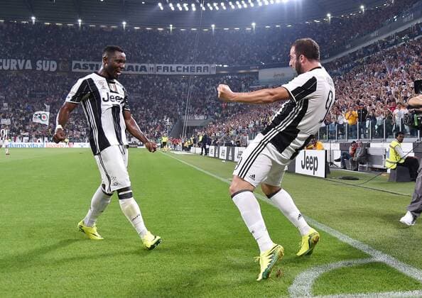 Bilder des Tages - SPORT FUSSBALL INTERNATIONAL SERIE A 1. Spieltag SAISON 2016 2017 Juventus Turin - AC Florenz 20.08.2016 Jubel Juventus Turin; Kwadwo Asamoah (li) umarmt Torschuetze zum 2-1 Siegtor Gonzalo Higuain 