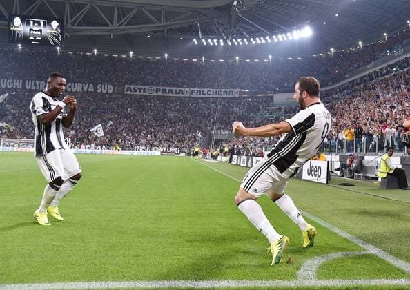 FUSSBALL INTERNATIONAL SERIE A 1. Spieltag SAISON 2016 2017 Juventus Turin - AC Florenz 20.08.2016 Jubel Juventus Turin; Kwadwo Asamoah (li) umarmt Torschuetze zum 2-1 Siegtor Gonzalo Higuain 