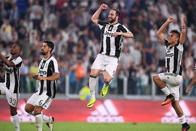 FUSSBALL INTERNATIONAL SERIE A 1. Spieltag SAISON 2016 2017 Juventus Turin - AC Florenz 20.08.2016 Schlussjubel Juventus Turin; Patrice Evra, Sami Khedira, Torschuetze zum 2-1 Siegtor Gonzalo Higuain und Paulo Dybala (v.li.) 