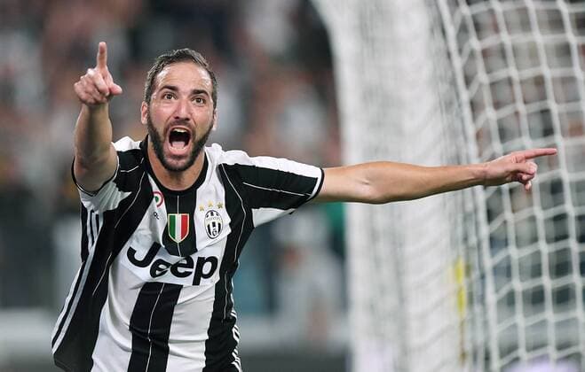 FUSSBALL INTERNATIONAL SERIE A 1. Spieltag SAISON 2016 2017 Juventus Turin - AC Florenz 20.08.2016 Jubel Juventus Turin; Torschuetze zum 2-1 Siegtor Gonzalo Higuain 