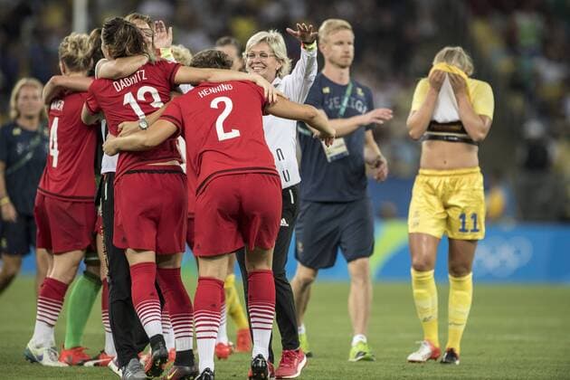 Grosser Jubel nach nach dem Schlusspfiff mit Trainerin, Coach, Silvia NEID (GER, 3.v.r.); Goldmedaillengewinnerinnen; Jubel, Freude; Fussball Finale Frauen Frauenfinale Schweden (SWE) - Deutschland 1:2, am 19.08.2016 Olympische Sommerspiele 2016, vom 05.08. - 21.08.2016 in Rio de Janeiro Brasilien.