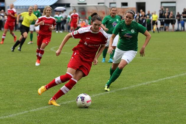 21.08.2016 Saison 2015 2016, Neu-Isenburg, Stadion Buchenbusch DFB-Pokal, Frauen, 1. Runde TSG Neu-Isenburg - TSV Crailsheim Maren Bamach (TSG Neu-Isenburg) gegenMagdalena Jakober (TSV Crailsheim)