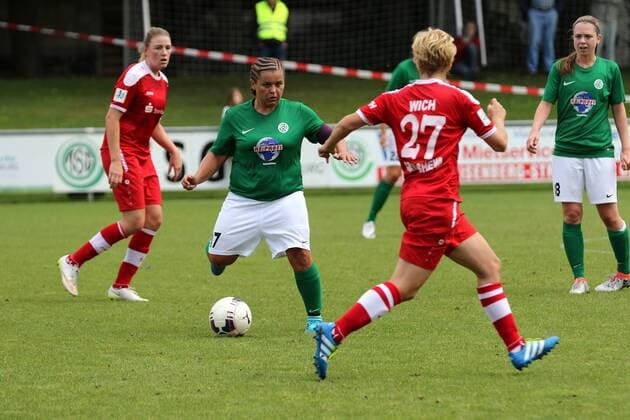 21.08.2016 Saison 2015 2016, Neu-Isenburg, Stadion Buchenbusch DFB-Pokal, Frauen, 1. Runde TSG Neu-Isenburg - TSV Crailsheim Katharina Droszcz (TSG Neu-Isenburg) gegen Lisa Wich (TSV Crailsheim)