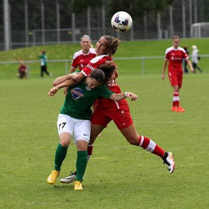 21.08.2016 Saison 2015 2016, Neu-Isenburg, Stadion Buchenbusch DFB-Pokal, Frauen, 1. Runde TSG Neu-Isenburg - TSV Crailsheim Amelie Pollara (TSG Neu-Isenburg) gegen Marie Zeidler(TSV Crailsheim)