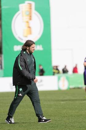GER, DFB Pokal 1. Runde, VfL Sportfreunde Lotte vs SV Werder Bremen 21.08.2016, FRIMO Stadion, Lotto, GER, DFB Pokal 1. Runde, VfL Sportfreunde Lotte vs SV Werder Bremen, im Bild Torsten Frings (Co-Trainer Werder Bremen) nach dem Pokal aus nordphotoxKokenge