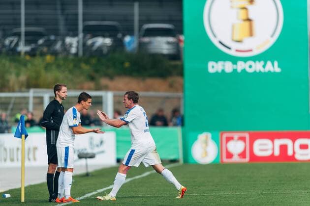 v.li.: Auswechslung von Tim Wendel (SFL,3), Fussball, DFB-Pokal, Sportfreunde Lotte - SV Werder Bremen, xppx