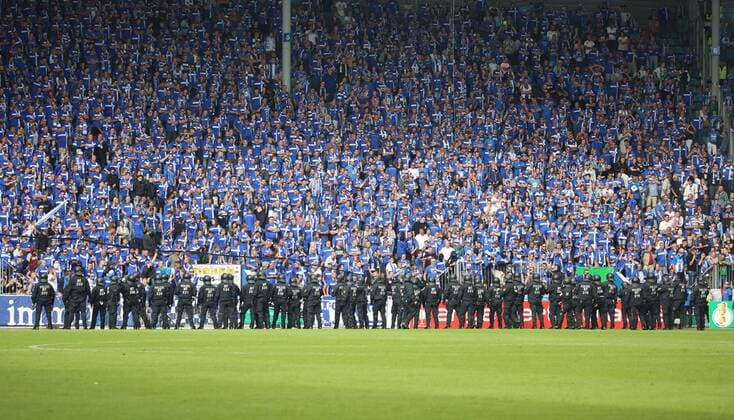 21.08.2016, xcsx, Fussball DFB-Pokal 1.Runde, 1. FC Magdeburg - Eintracht Frankfurt, emspor , v.l. Polizei vor Magdeburger Fans Magdeburg