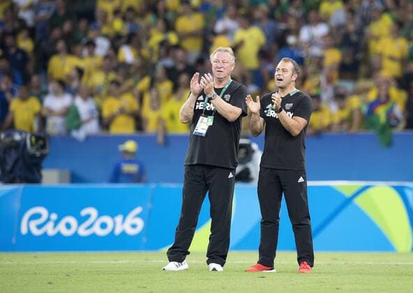 Rio 2016, Deutsche Medaillengewinner Trainer Horst HRUBESCH l. mit Hans-Dieter Hansi FLICK (DFB-Sportdirektor) GER, klatschen der Mannschaft zu, Fussball Maenner Finale, Brasilien (BRA) - Deutschland (GER) 5:4 i.E. am 20.08.2016 Olympische Sommerspiele 2016, vom 05.08. - 21.08.2016 in Rio de Janeiro Brasilien.