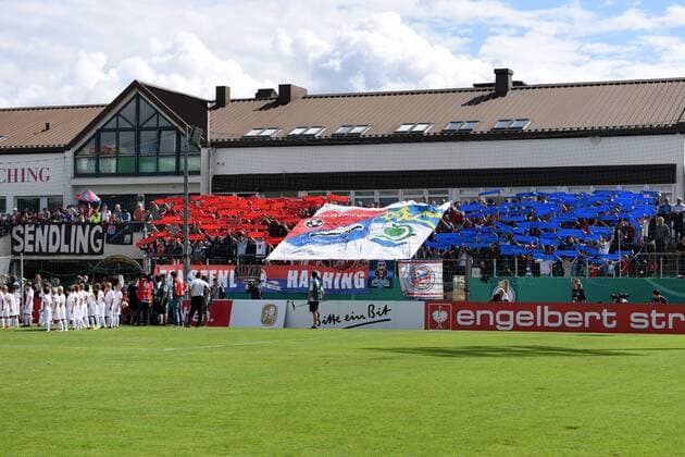 Fußball, Stadiongeschichte SpVgg Unterhaching v.li.: Fans der SpVgg Unterhaching zeigen Choreographie in Vereinsfarben rot und blau, Fans, Publikum, Zuschauer, Stimmung, Atmosphäre, Stadion , Fussball, DFB-Pokal, SpVgg Unterhaching - 1. FSV Mainz 05, xslx