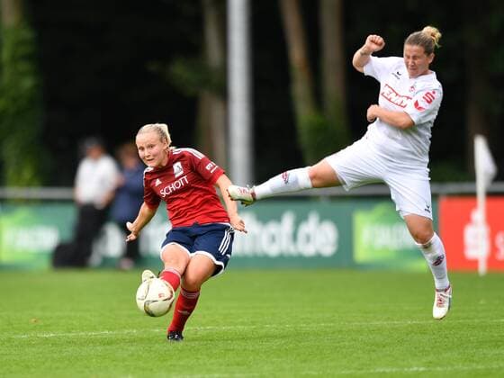 Bild v.L. Larissa Gördel (15) (TSV Schott Mainz) flankt - Mandana Knopf (11) (1.FC Köln) kommt zu spät, Fussball, Allianz Frauen-Bundesliga , DFB Pokal 1. Runde , 1.FC Köln - TSV SCHOTT Mainz, xmkx