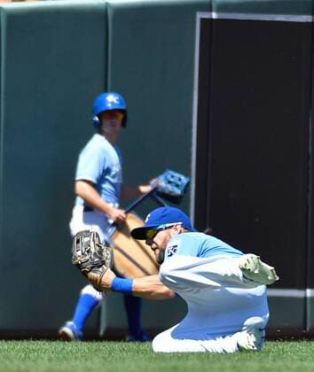 August 21, 2016 - Kansas City, MO, USA - Kansas City Royals left fielder Alex Gordon makes a sliding catch for a bases loaded fly out on Minnesota Twins Kurt Suzuki in the second inning on Sunday, Aug. 21, 2016 at Kauffman Stadium in Kansas City, Mo. Minnesota Twins vs. Kansas City Royals - ZUMAm67_