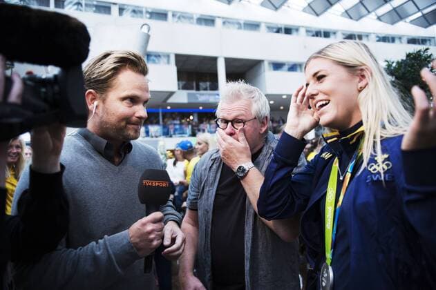 Rio 2016, Fußball Damen, Empfang der schwedischen Nationalmannschaft in Stockholm Olivia Schough, pappa Bertil, TV4:s Max Grinndal - Stockholm, Schweden - Fussball, Empfang Fussball Nationalteam Schweden der Damen nach Gewinn der Bronze-Medaille.  Copyright: LINNEAxRHEBORG BB160821LN053