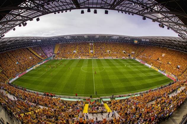 Fußball, Stadiongeschichte SG Dynamo Dresden Fußball, DFB-Pokal, Saison 2016 2017, SG Dynamo Dresden. 1. Hauptrunde, SG Dynamo Dresden - RB Leipzig, Samstag (20.08.2016), DDV-Stadion, Dresden. Blick in das ausverkaufte DDV-Stadion nach dem Dresdens Stefan Kutschke das Tor zum 2:2 erzielt hat. RM001