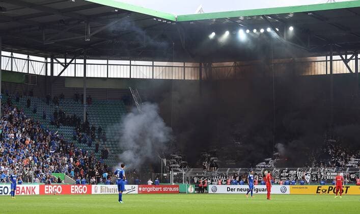 21.08.2016, xjhx, Fussball DFB-Pokal 1.Runde, 1. FC Magdeburg - Eintracht Frankfurt, emspor , v.l. Fans Eintracht Frankfurt, Stimmung, Schals, n zuenden Bengalos, Rauchbomben, Feuerwerk21.08.2016, xjhx, Fussball DFB-Pokal 1.Runde, 1. FC Magdeburg - Eintracht Frankfurt, emspor , v.l. Magdeburg