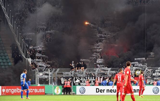 21.08.2016, xjhx, Fussball DFB-Pokal 1.Runde, 1. FC Magdeburg - Eintracht Frankfurt, emspor , v.l. Fans Eintracht Frankfurt, Stimmung, Schals, 21.08.2016, xjhx, Fussball DFB-Pokal 1.Runde, 1. FC Magdeburg - Eintracht Frankfurt, emspor , v.l. Magdeburg