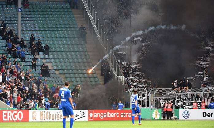 21.08.2016, xjhx, Fussball DFB-Pokal 1.Runde, 1. FC Magdeburg - Eintracht Frankfurt, emspor , v.l. Fans Eintracht Frankfurt, Stimmung, Schals, 21.08.2016, xjhx, Fussball DFB-Pokal 1.Runde, 1. FC Magdeburg - Eintracht Frankfurt, emspor , v.l. Magdeburg